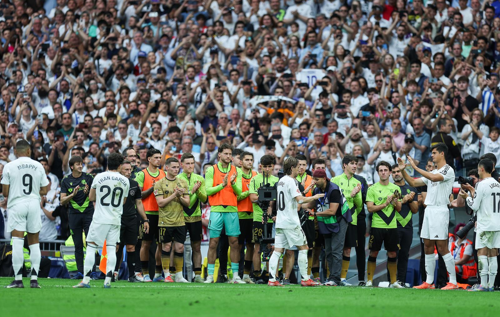 Madrid: Emotivan rastanak Luke Modrića s Real Madridom pred tisućama navijača Madrid: Emotivan rastanak Luke Modrića s Real Madridom pred tisućama navijača
