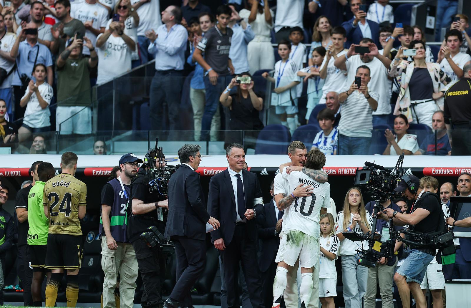 Madrid: Emotivan rastanak Luke Modrića s Real Madridom pred tisućama navijača Madrid: Emotivan rastanak Luke Modrića s Real Madridom pred tisućama navijača