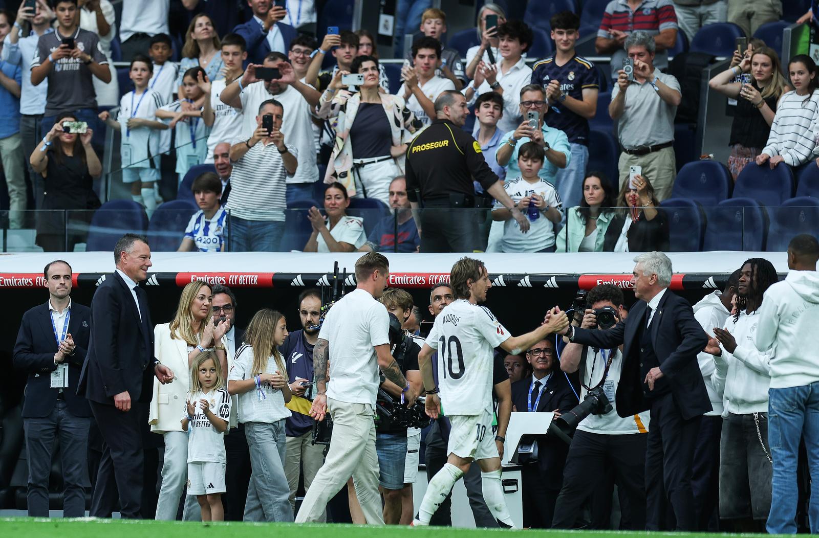 Madrid: Emotivan rastanak Luke Modrića s Real Madridom pred tisućama navijača Madrid: Emotivan rastanak Luke Modrića s Real Madridom pred tisućama navijača