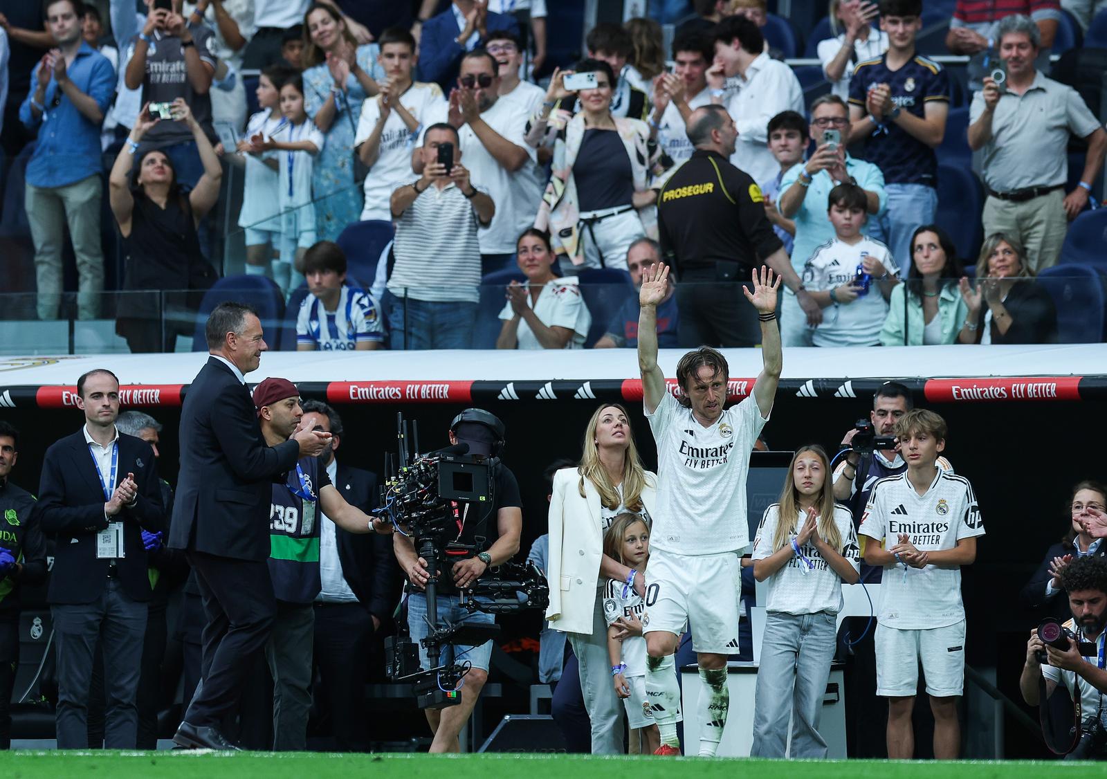 Madrid: Emotivan rastanak Luke Modrića s Real Madridom pred tisućama navijača Madrid: Emotivan rastanak Luke Modrića s Real Madridom pred tisućama navijača