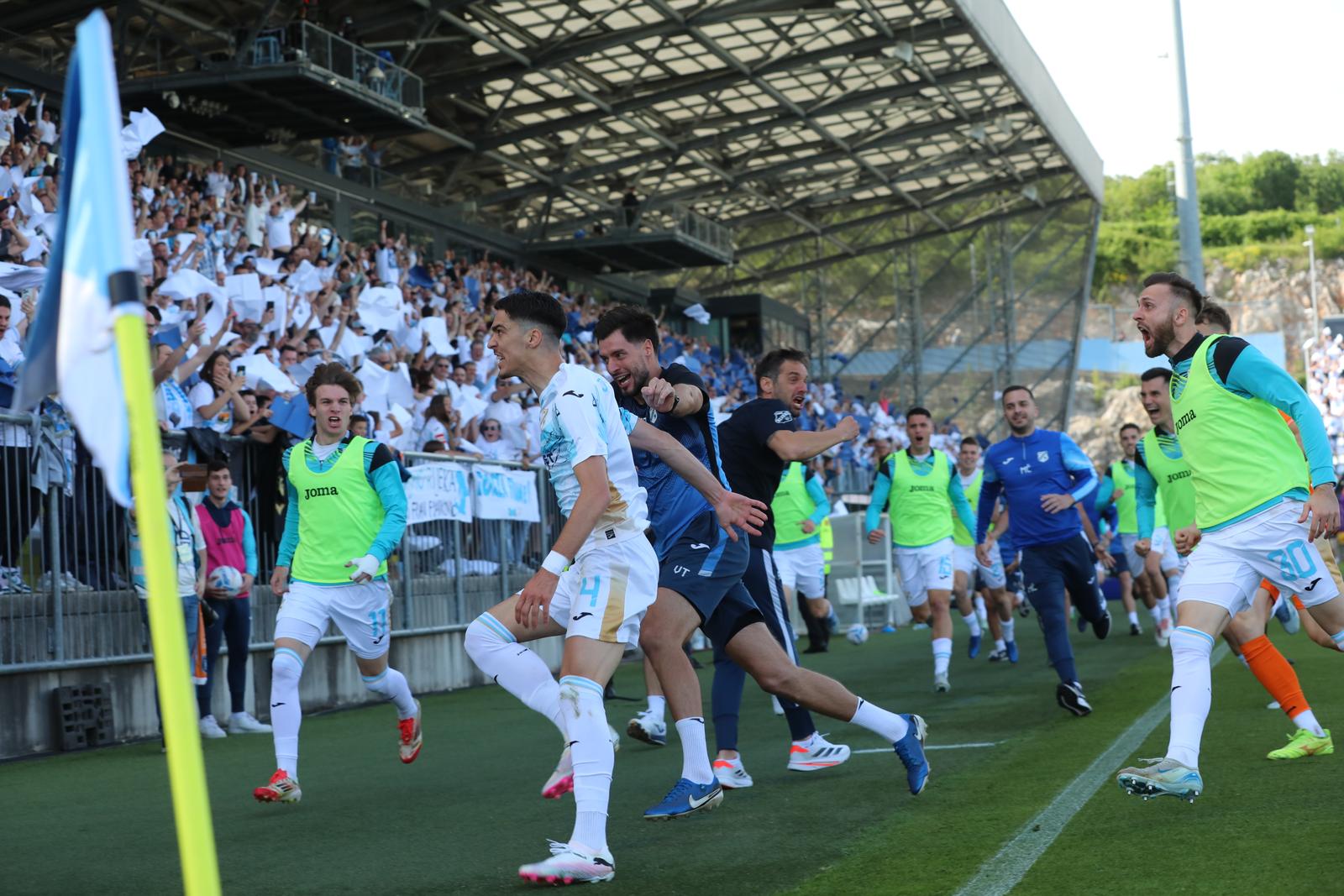 Rijeka zabija prvi gol u susretu s Belupom, slavlje na terenu