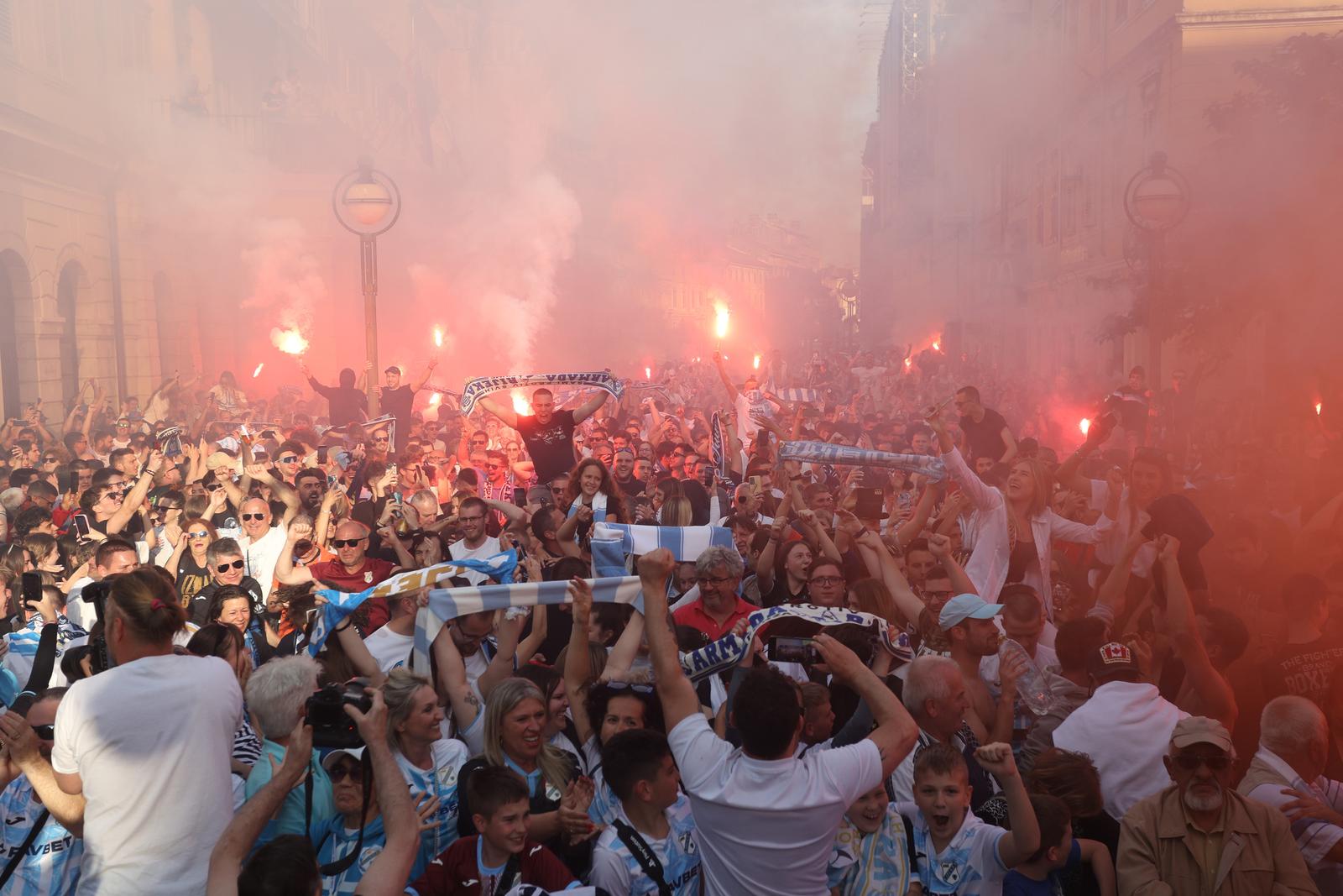 Rijeka: Tisuće navijača HNK Rijeke na Korzu slavi osvajanje prvenstva Hrvatske Rijeka: Tisuće navijača HNK Rijeke na Korzu slavi osvajanje prvenstva Hrvatske