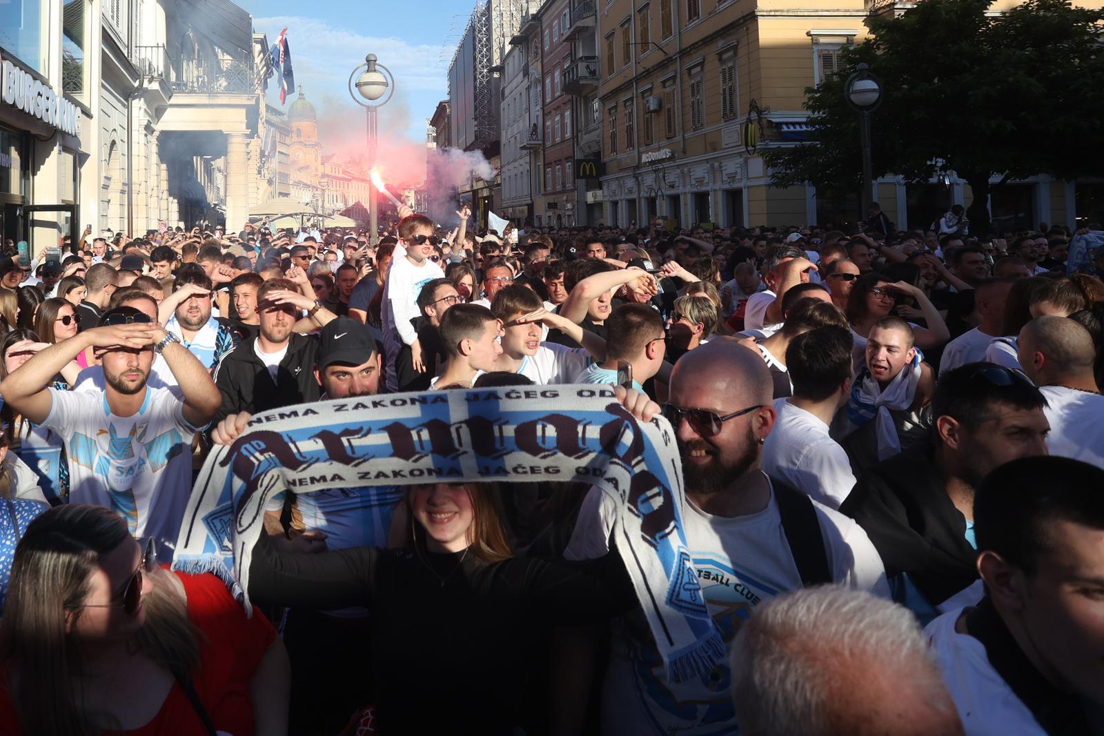Rijeka: Tisuće navijača HNK Rijeke na Korzu slavi osvajanje prvenstva Hrvatske Rijeka: Tisuće navijača HNK Rijeke na Korzu slavi osvajanje prvenstva Hrvatske