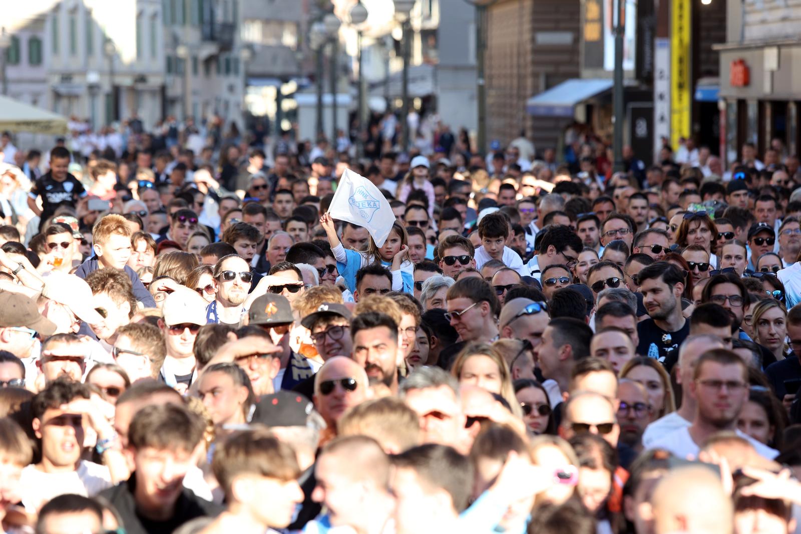 Rijeka: Tisuće navijača HNK Rijeke na Korzu slavi osvajanje prvenstva Hrvatske Rijeka: Tisuće navijača HNK Rijeke na Korzu slavi osvajanje prvenstva Hrvatske