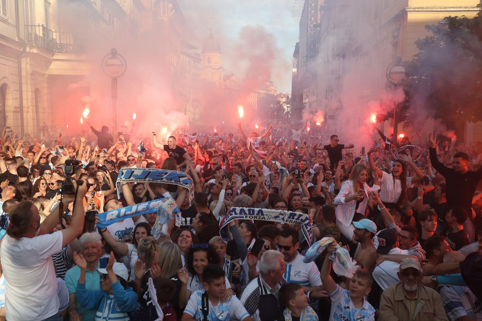 Rijeka: Tisuće navijača HNK Rijeke na Korzu slavi osvajanje prvenstva Hrvatske Rijeka: Tisuće navijača HNK Rijeke na Korzu slavi osvajanje prvenstva Hrvatske