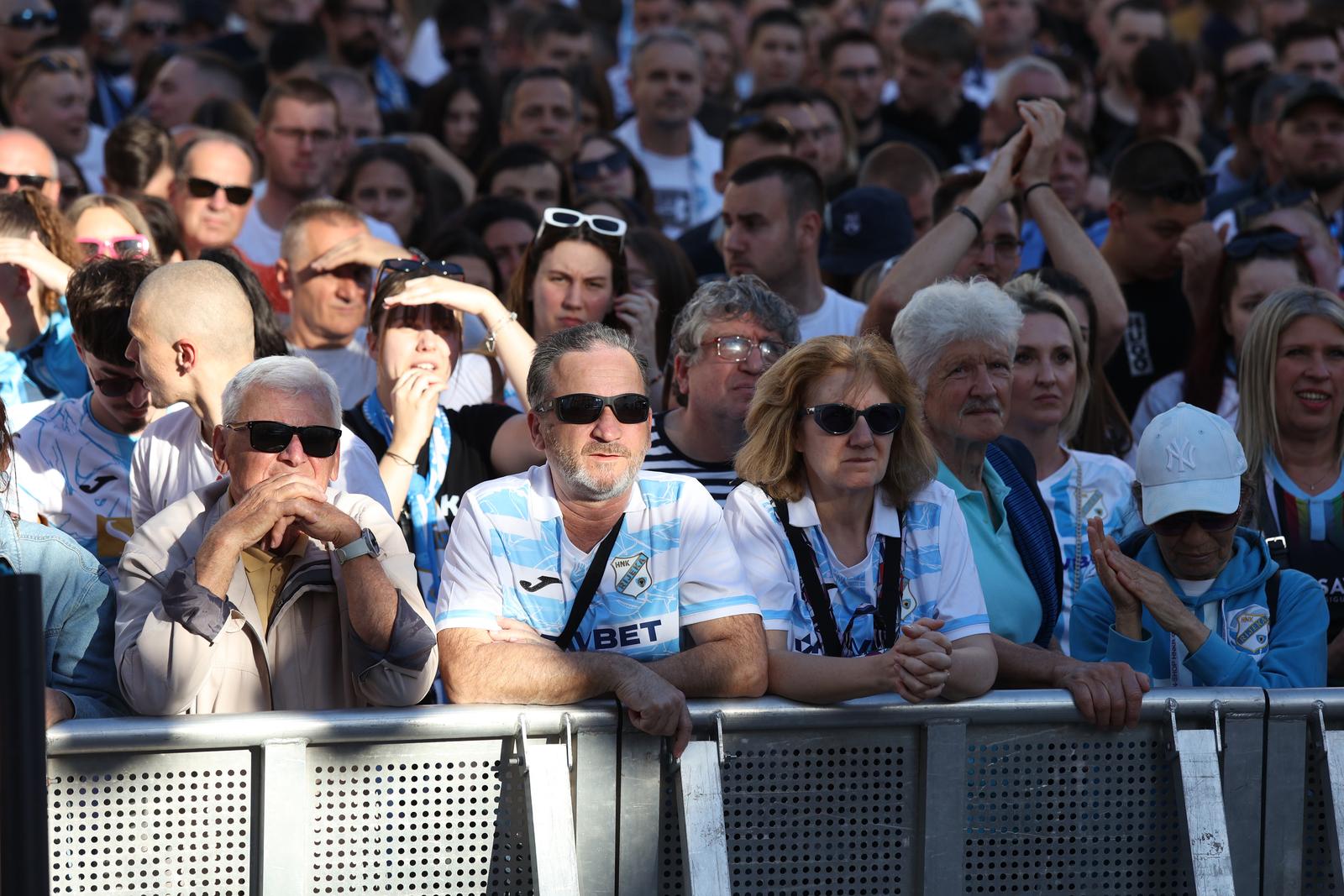 Rijeka: Tisuće navijača HNK Rijeke na Korzu slavi osvajanje prvenstva Hrvatske Rijeka: Tisuće navijača HNK Rijeke na Korzu slavi osvajanje prvenstva Hrvatske
