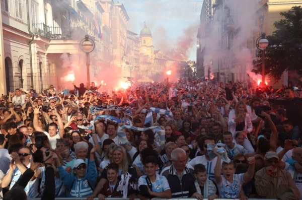 Rijeka: Tisuće navijača HNK Rijeke na Korzu slavi osvajanje prvenstva Hrvatske