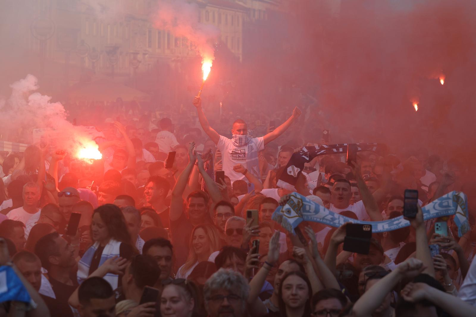 Rijeka: Tisuće navijača HNK Rijeke na Korzu slavi osvajanje prvenstva Hrvatske Rijeka: Tisuće navijača HNK Rijeke na Korzu slavi osvajanje prvenstva Hrvatske