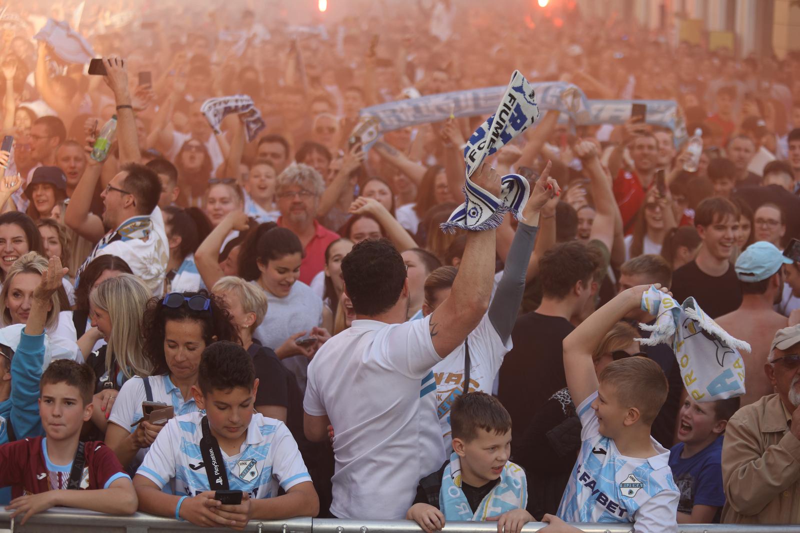 Rijeka: Tisuće navijača HNK Rijeke na Korzu slavi osvajanje prvenstva Hrvatske Rijeka: Tisuće navijača HNK Rijeke na Korzu slavi osvajanje prvenstva Hrvatske