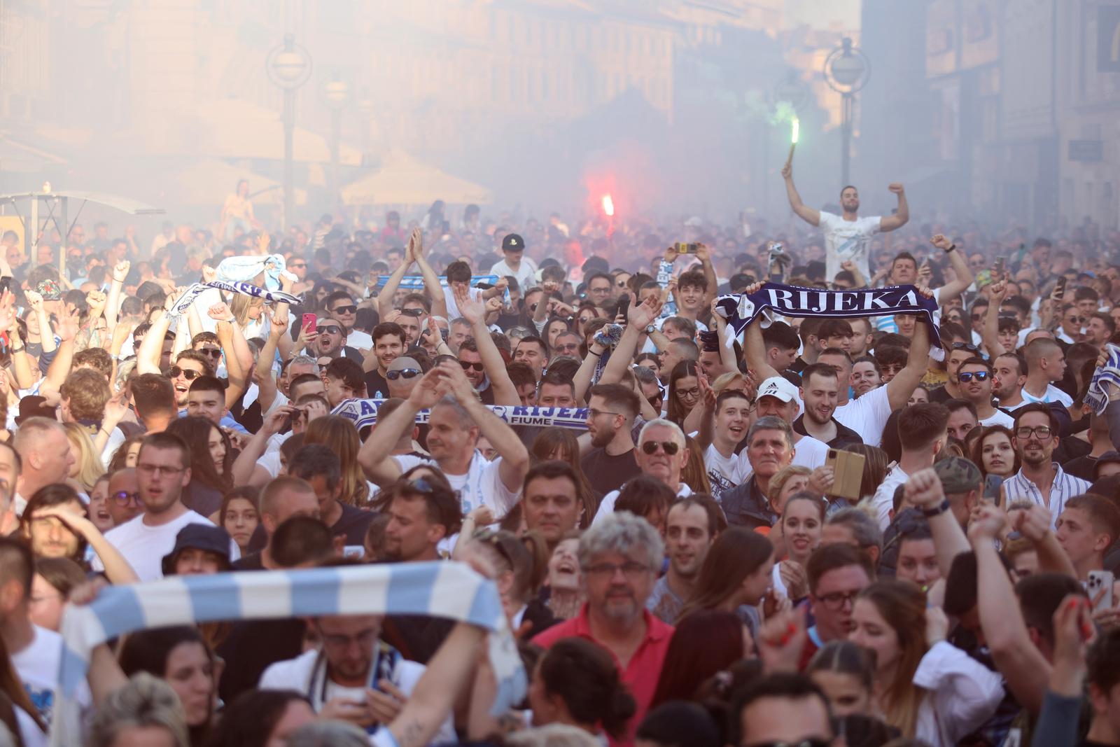 Rijeka: Tisuće navijača HNK Rijeke na Korzu slavi osvajanje prvenstva Hrvatske Rijeka: Tisuće navijača HNK Rijeke na Korzu slavi osvajanje prvenstva Hrvatske