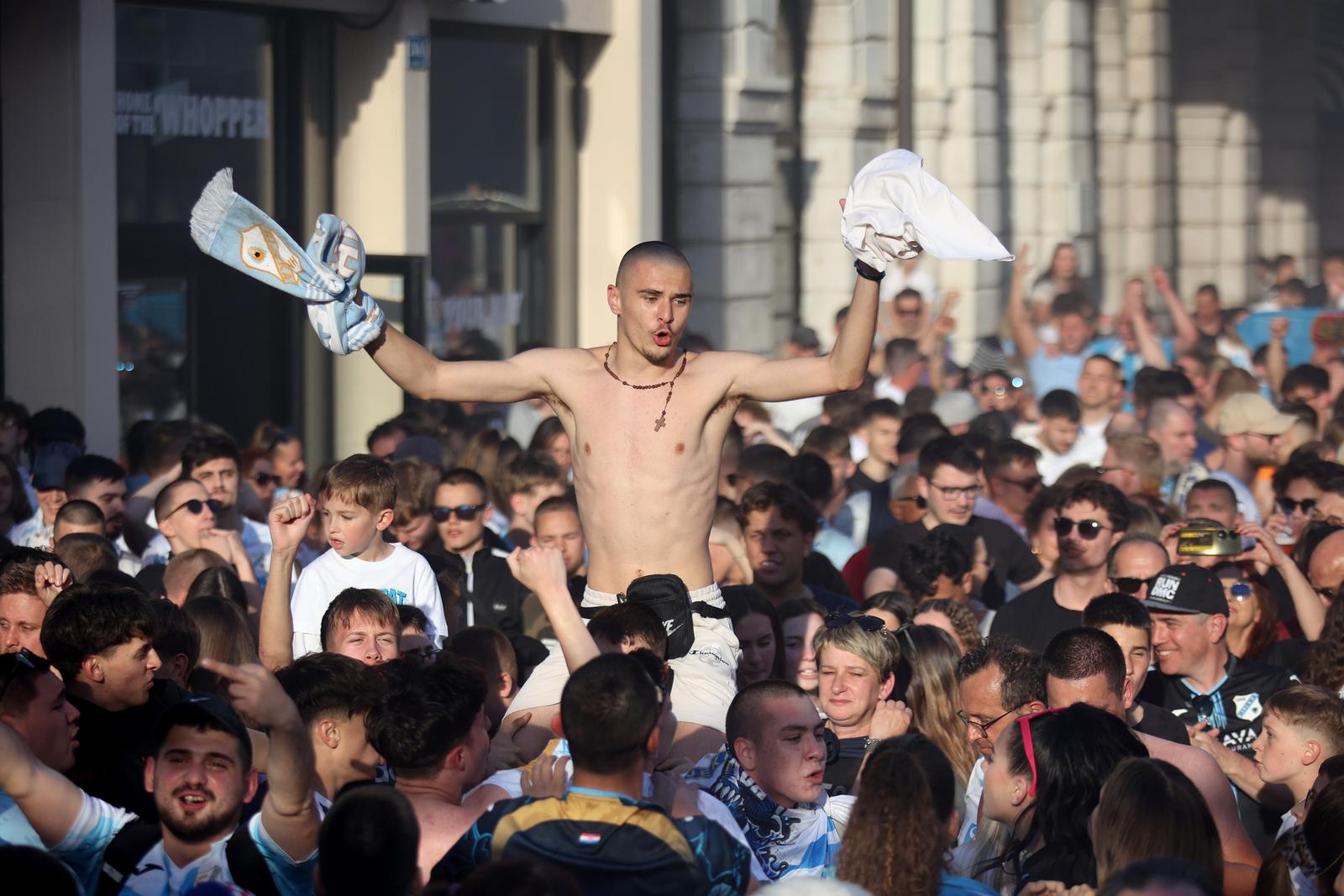 Rijeka: Tisuće navijača HNK Rijeke na Korzu slavi osvajanje prvenstva Hrvatske Rijeka: Tisuće navijača HNK Rijeke na Korzu slavi osvajanje prvenstva Hrvatske