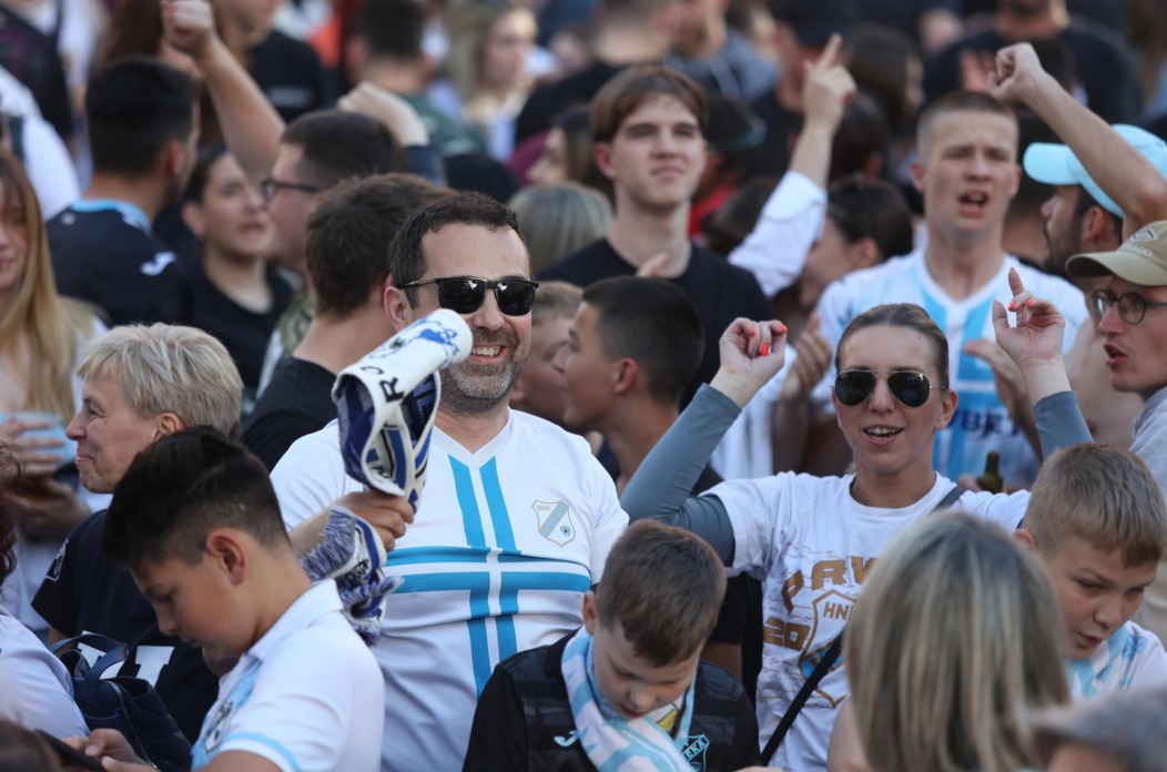 Rijeka: Tisuće navijača HNK Rijeke na Korzu slavi osvajanje prvenstva Hrvatske Rijeka: Tisuće navijača HNK Rijeke na Korzu slavi osvajanje prvenstva Hrvatske