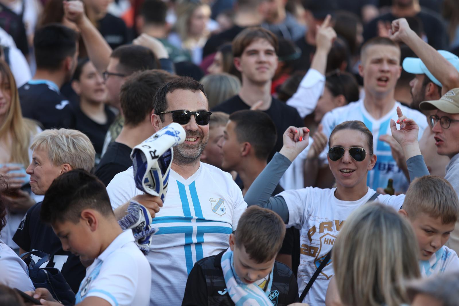 Rijeka: Tisuće navijača HNK Rijeke na Korzu slavi osvajanje prvenstva Hrvatske Rijeka: Tisuće navijača HNK Rijeke na Korzu slavi osvajanje prvenstva Hrvatske