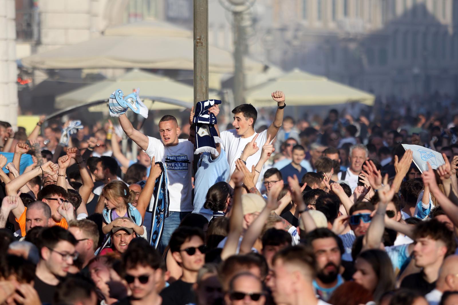 Rijeka: Tisuće navijača HNK Rijeke na Korzu slavi osvajanje prvenstva Hrvatske Rijeka: Tisuće navijača HNK Rijeke na Korzu slavi osvajanje prvenstva Hrvatske
