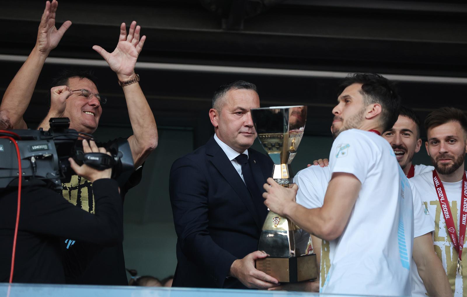 Igrači HNK Rijeka, prvaci Hrvatske, podigli su svoj pehar