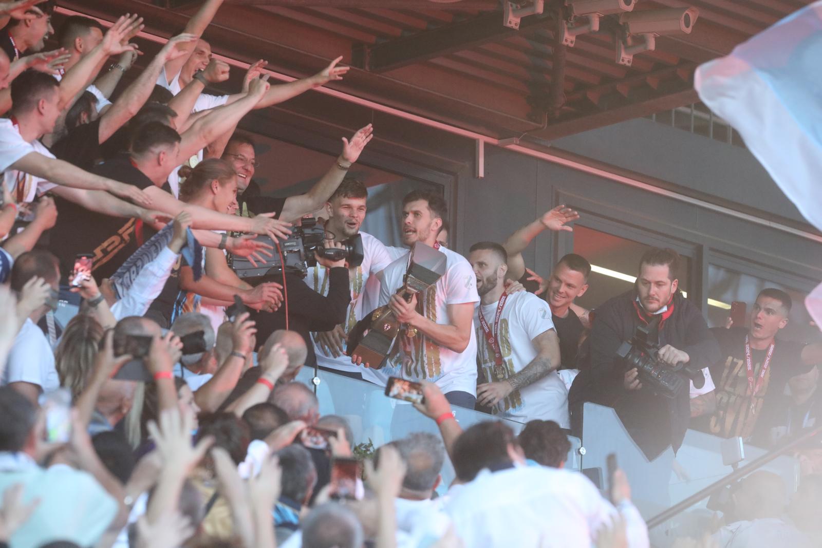 Igrači HNK Rijeka, prvaci Hrvatske, podigli su svoj pehar