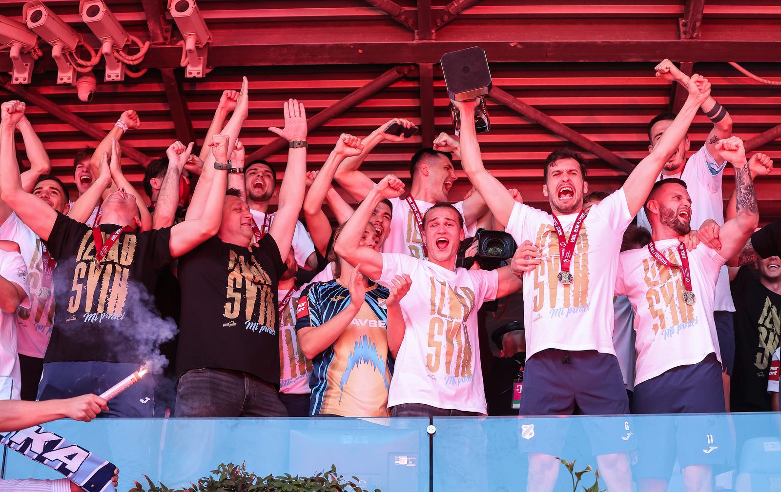 Igrači HNK Rijeka, prvaci Hrvatske, podigli su svoj pehar