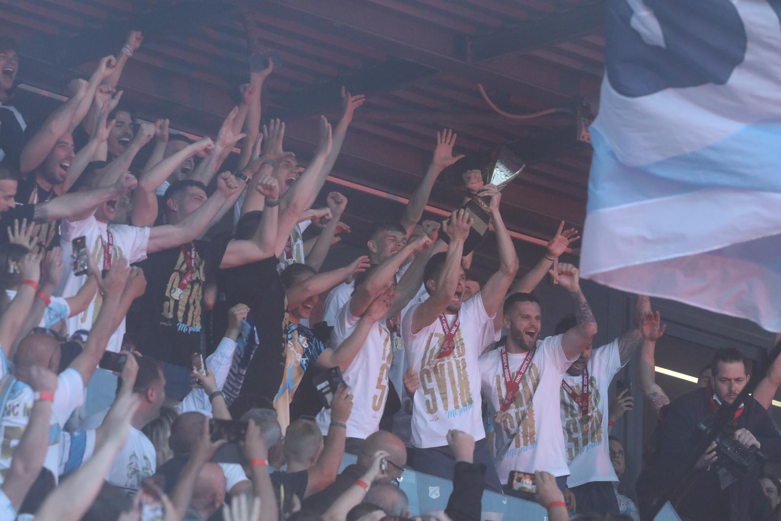 Igrači HNK Rijeka, prvaci Hrvatske, podigli su svoj pehar