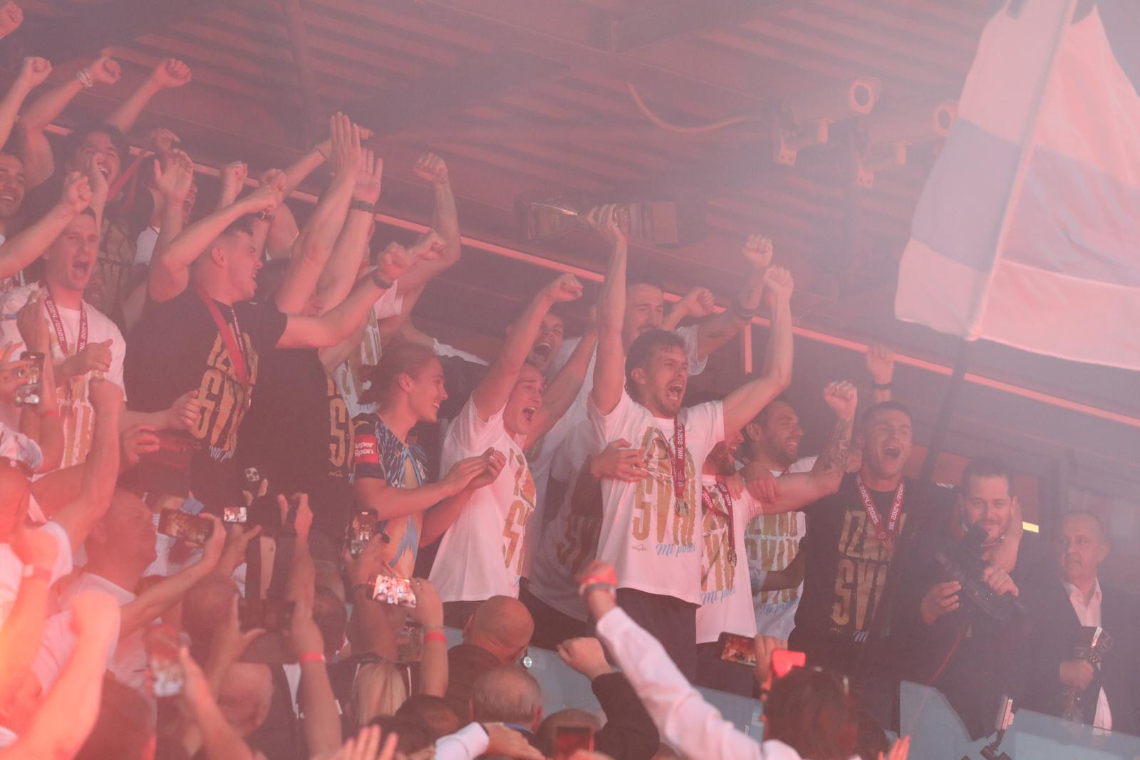 Igrači HNK Rijeka, prvaci Hrvatske, podigli su svoj pehar