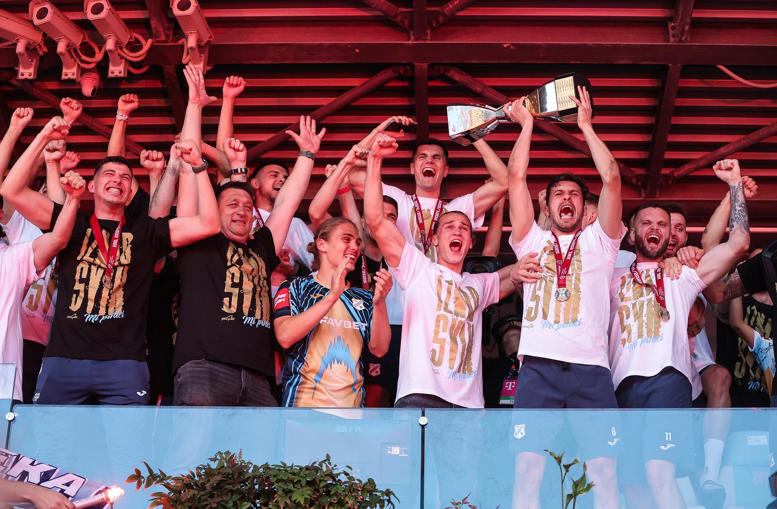 Igrači HNK Rijeka, prvaci Hrvatske, podigli su svoj pehar