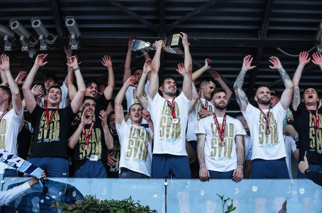 Igrači HNK Rijeka, prvaci Hrvatske, podigli su svoj pehar Igrači HNK Rijeka, prvaci Hrvatske, podigli su svoj pehar