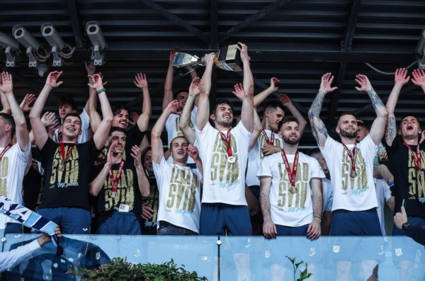 Igrači HNK Rijeka, prvaci Hrvatske, podigli su svoj pehar