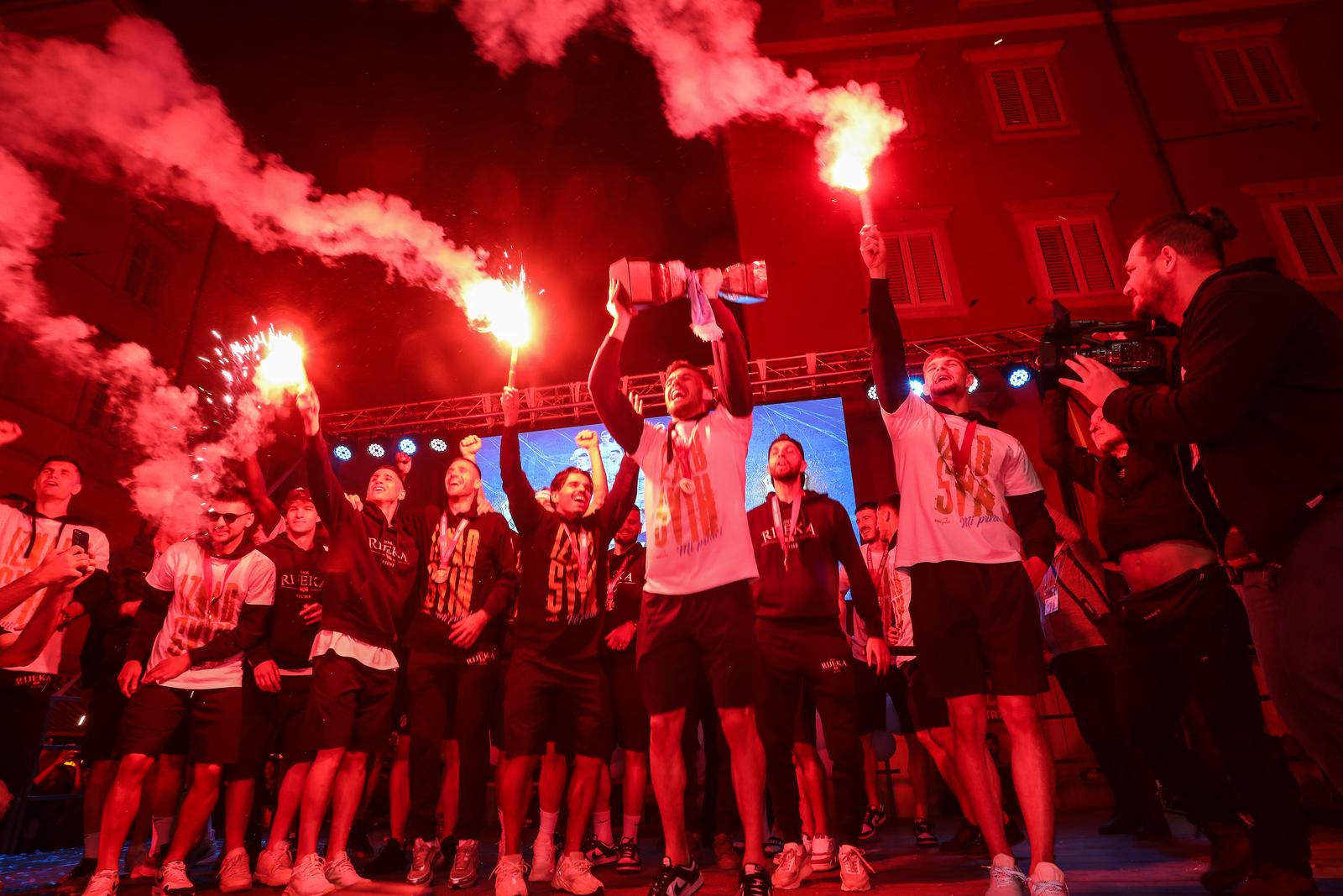 Igrači HNK Rijeka s navijačima na Korzu proslavili osvajanje prvenstva Hrvatske