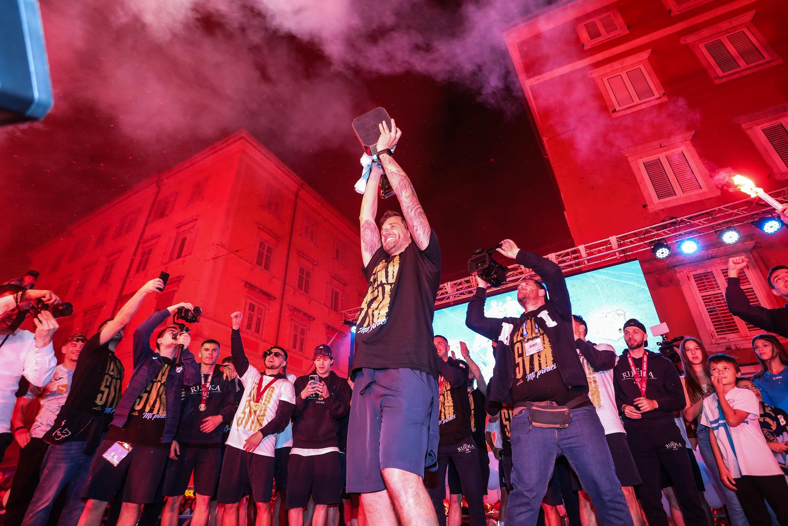 Igrači HNK Rijeka s navijačima na Korzu proslavili osvajanje prvenstva Hrvatske