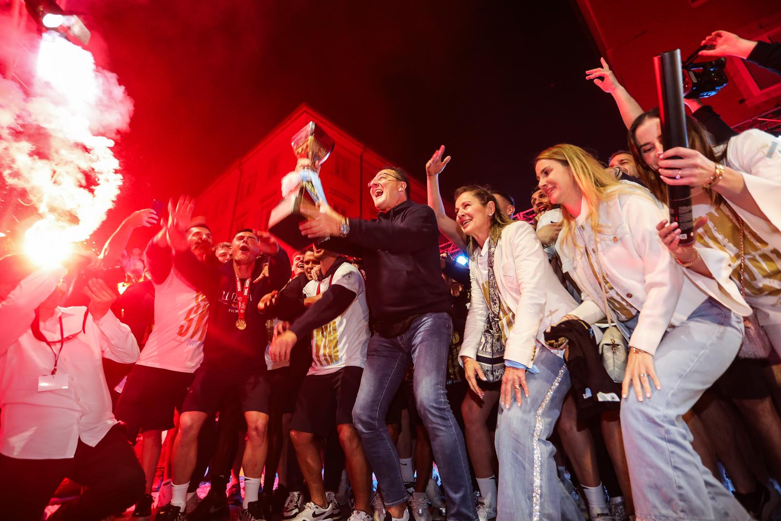 Igrači HNK Rijeka s navijačima na Korzu proslavili osvajanje prvenstva Hrvatske