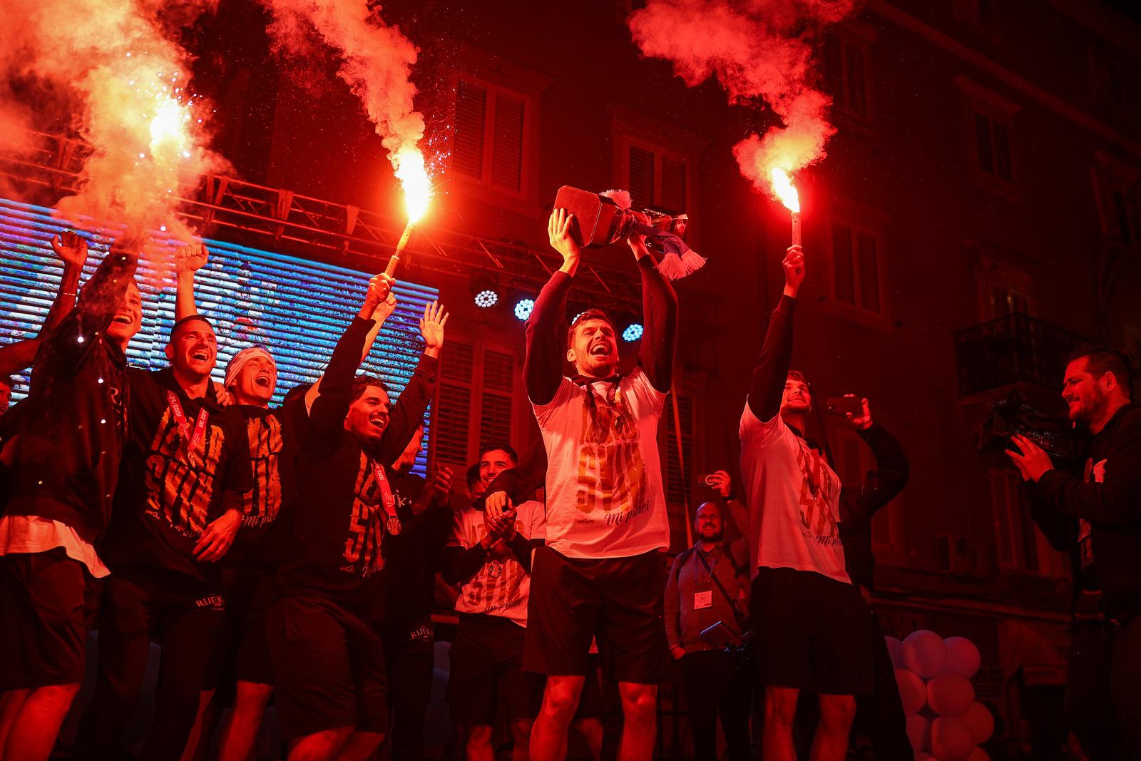 Igrači HNK Rijeka s navijačima na Korzu proslavili osvajanje prvenstva Hrvatske