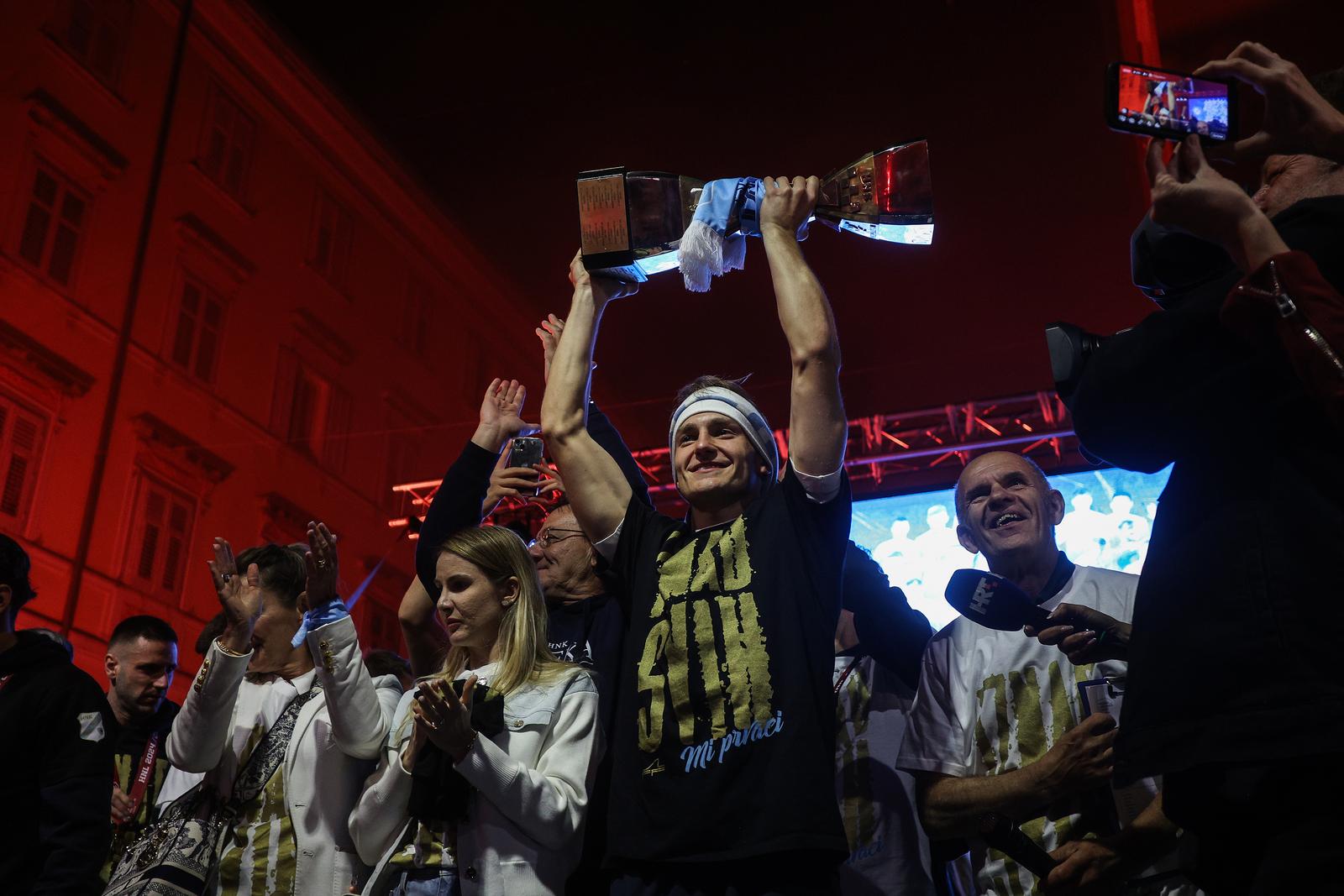 Igrači HNK Rijeka s navijačima na Korzu proslavili osvajanje prvenstva Hrvatske