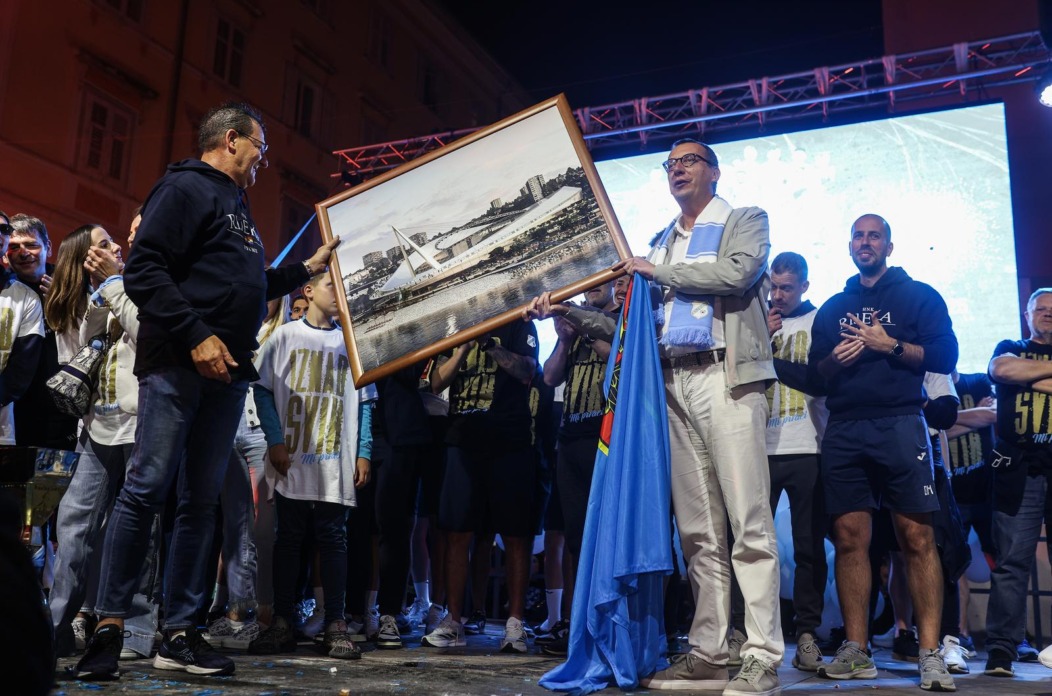 Igrači HNK Rijeka s navijačima na Korzu proslavili osvajanje prvenstva Hrvatske Igrači HNK Rijeka s navijačima na Korzu proslavili osvajanje prvenstva Hrvatske