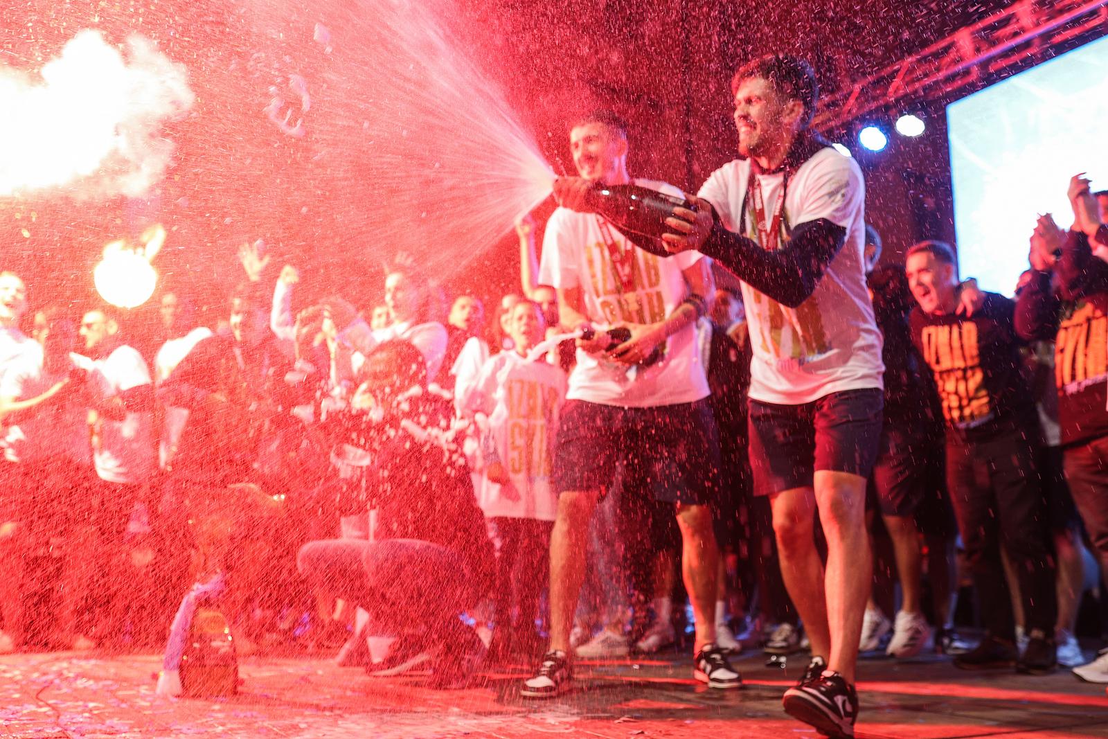 Igrači HNK Rijeka s navijačima na Korzu proslavili osvajanje prvenstva Hrvatske