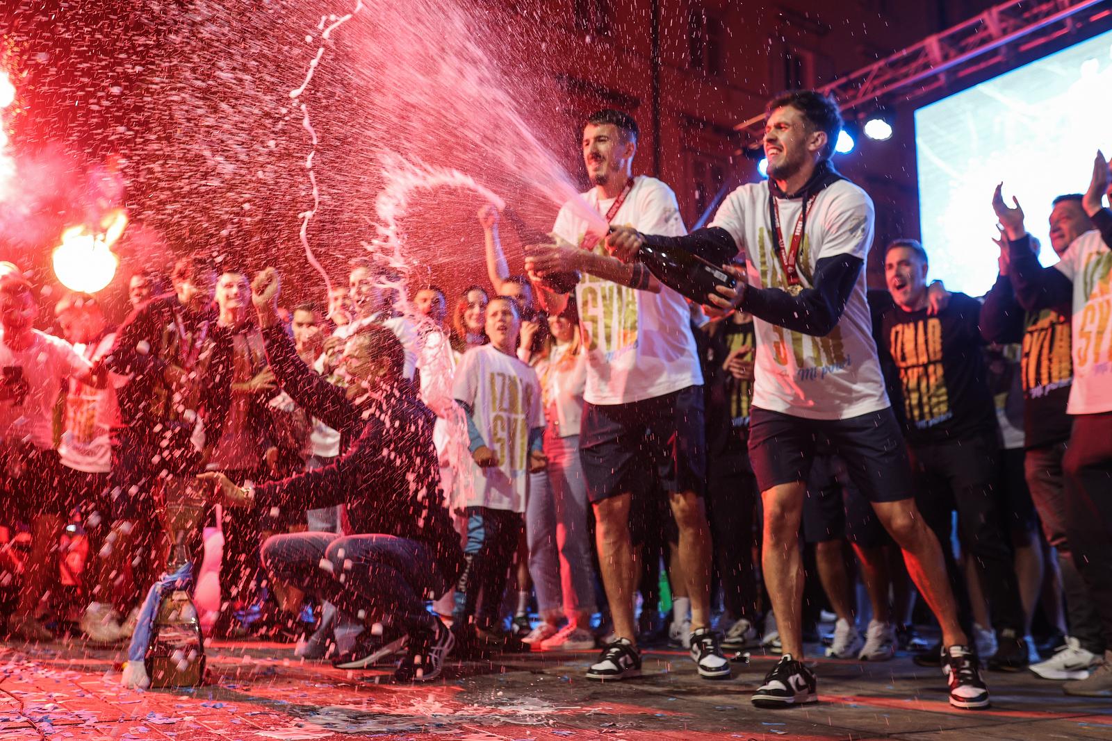 Igrači HNK Rijeka s navijačima na Korzu proslavili osvajanje prvenstva Hrvatske