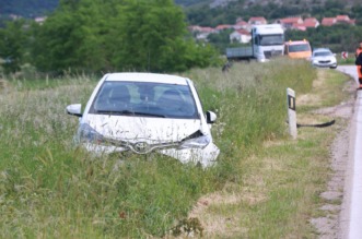 Sinj: Prometna nesreća na cesti Sinj – Otok, ozlijeđeno pet osoba Sinj: Prometna nesreća na cesti Sinj – Otok, ozlijeđeno pet osoba