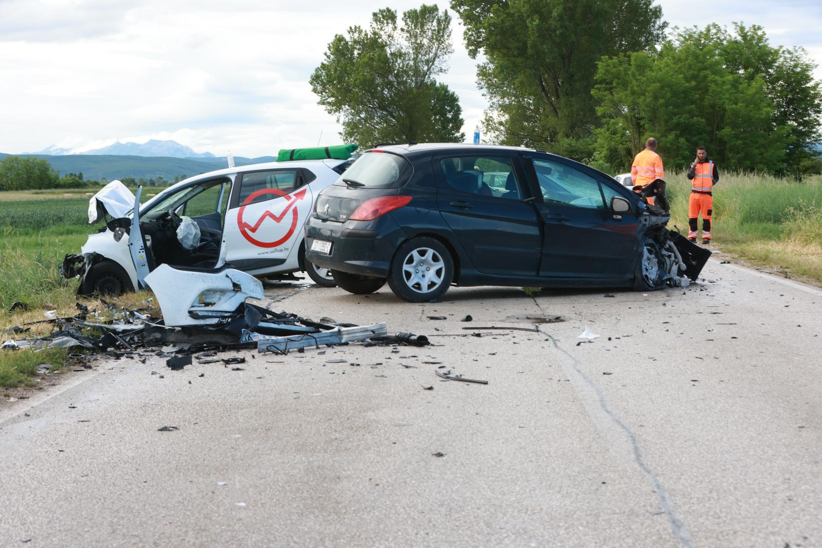 Sinj: Prometna nesreća na cesti Sinj – Otok, ozlijeđeno pet osoba Sinj: Prometna nesreća na cesti Sinj – Otok, ozlijeđeno pet osoba