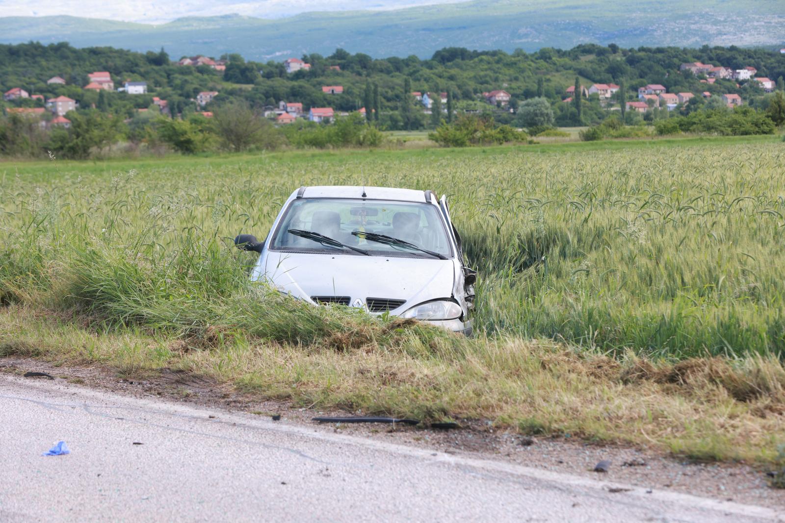 Sinj: Prometna nesreća na cesti Sinj – Otok, ozlijeđeno pet osoba Sinj: Prometna nesreća na cesti Sinj – Otok, ozlijeđeno pet osoba
