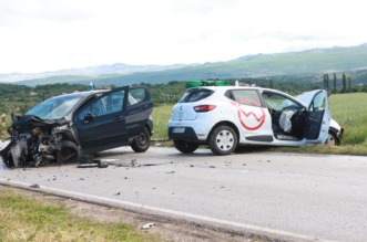 Sinj: Prometna nesreća na cesti Sinj – Otok, ozlijeđeno pet osoba Sinj: Prometna nesreća na cesti Sinj – Otok, ozlijeđeno pet osoba