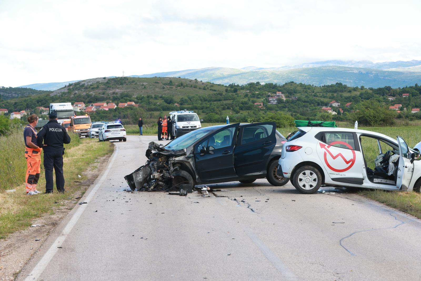 Sinj: Prometna nesreća na cesti Sinj – Otok, ozlijeđeno pet osoba Sinj: Prometna nesreća na cesti Sinj – Otok, ozlijeđeno pet osoba
