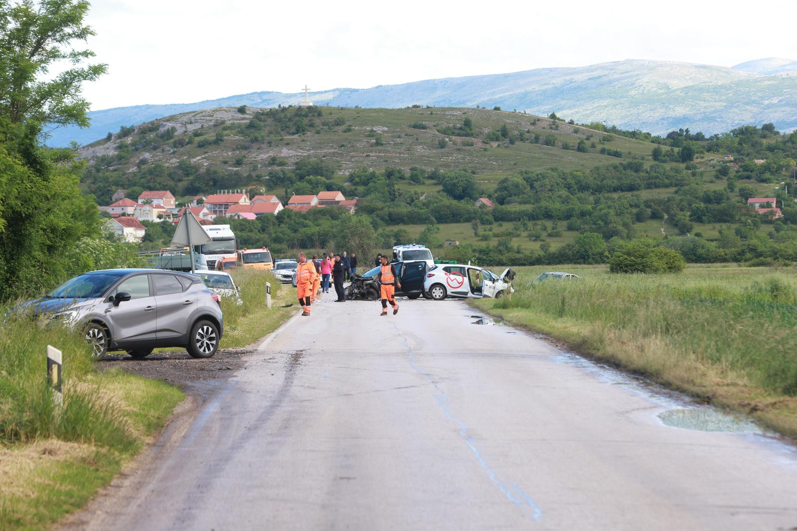 Sinj: Prometna nesreća na cesti Sinj – Otok, ozlijeđeno pet osoba Sinj: Prometna nesreća na cesti Sinj – Otok, ozlijeđeno pet osoba