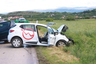 Sinj: Prometna nesreća na cesti Sinj – Otok, ozlijeđeno pet osoba Sinj: Prometna nesreća na cesti Sinj – Otok, ozlijeđeno pet osoba