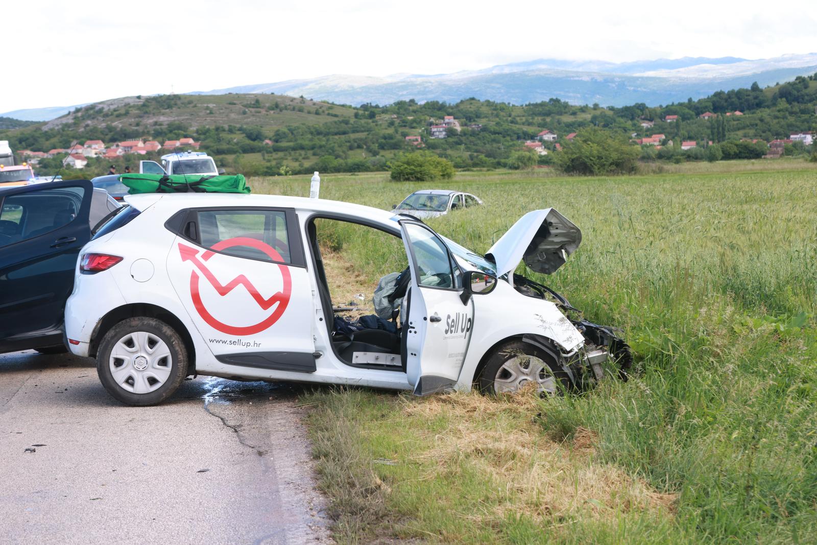 Sinj: Prometna nesreća na cesti Sinj – Otok, ozlijeđeno pet osoba Sinj: Prometna nesreća na cesti Sinj – Otok, ozlijeđeno pet osoba