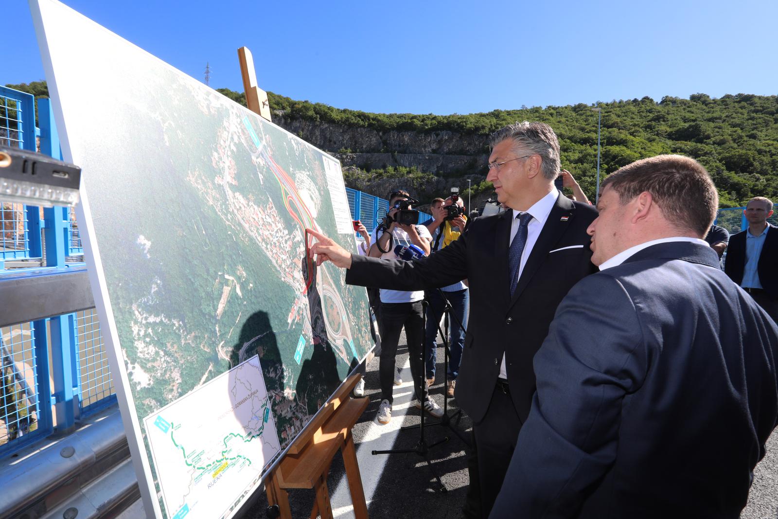 Rijeka: Premijer Plenković i ministar Butković obišli novi vijadukt na čvoru Orehovica Rijeka: Premijer Plenković i ministar Butković obišli novi vijadukt na čvoru Orehovica