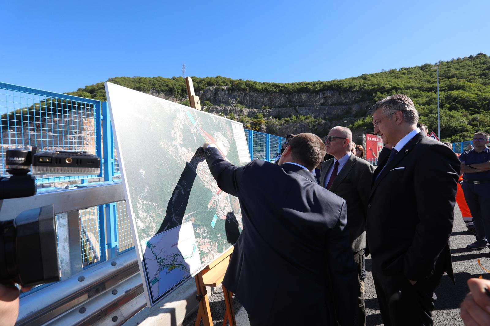 Rijeka: Premijer Plenković i ministar Butković obišli novi vijadukt na čvoru Orehovica Rijeka: Premijer Plenković i ministar Butković obišli novi vijadukt na čvoru Orehovica