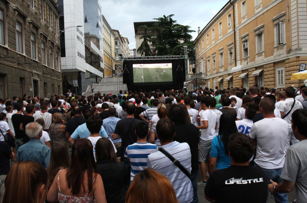 Rijeka: Navija?i Rijeke na korzu prate prijenos utakmice HNK Rijeka – Stuttgart VfB Rijeka: Navija?i Rijeke na korzu prate prijenos utakmice HNK Rijeka – Stuttgart VfB