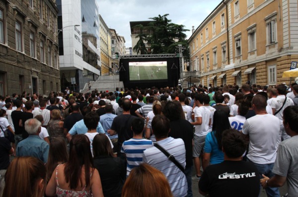 Rijeka: Navija?i Rijeke na korzu prate prijenos  utakmice HNK Rijeka – Stuttgart VfB