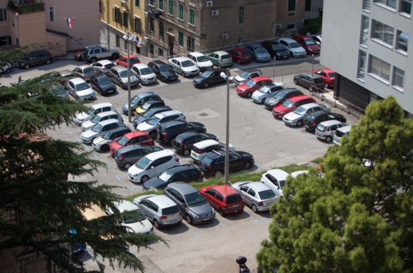Pogled iz ptičje perspektive na parkiralište Gomila u centru Rijeke