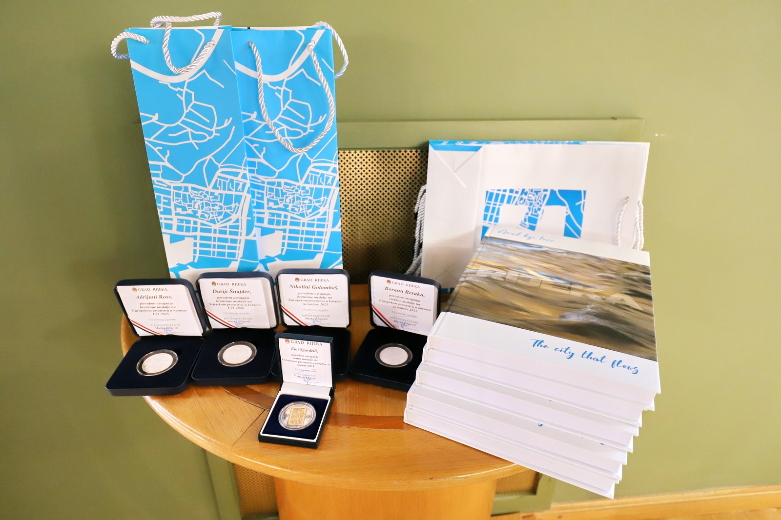 Prigodni-pokloni-Grada-Rijeke-za-sportasice Prigodni-pokloni-Grada-Rijeke-za-sportasice