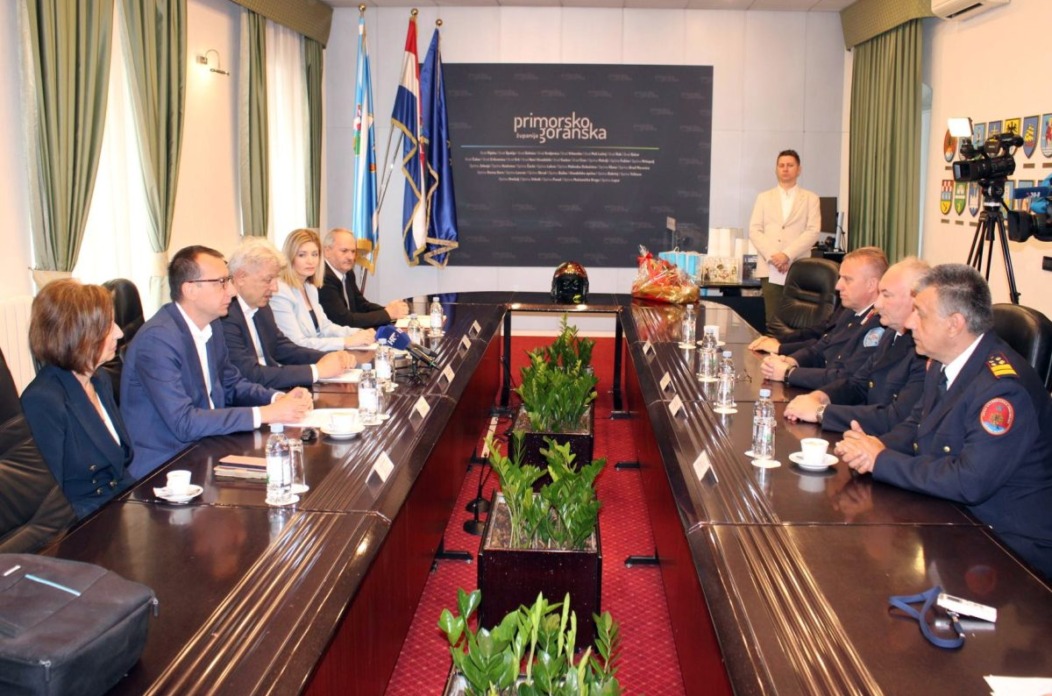 Prijem-pripadnika-vatrogasnih-postrojbi-povodom-Dana-sv.-Florijana-1-1200×800 Prijem-pripadnika-vatrogasnih-postrojbi-povodom-Dana-sv.-Florijana-1-1200×800