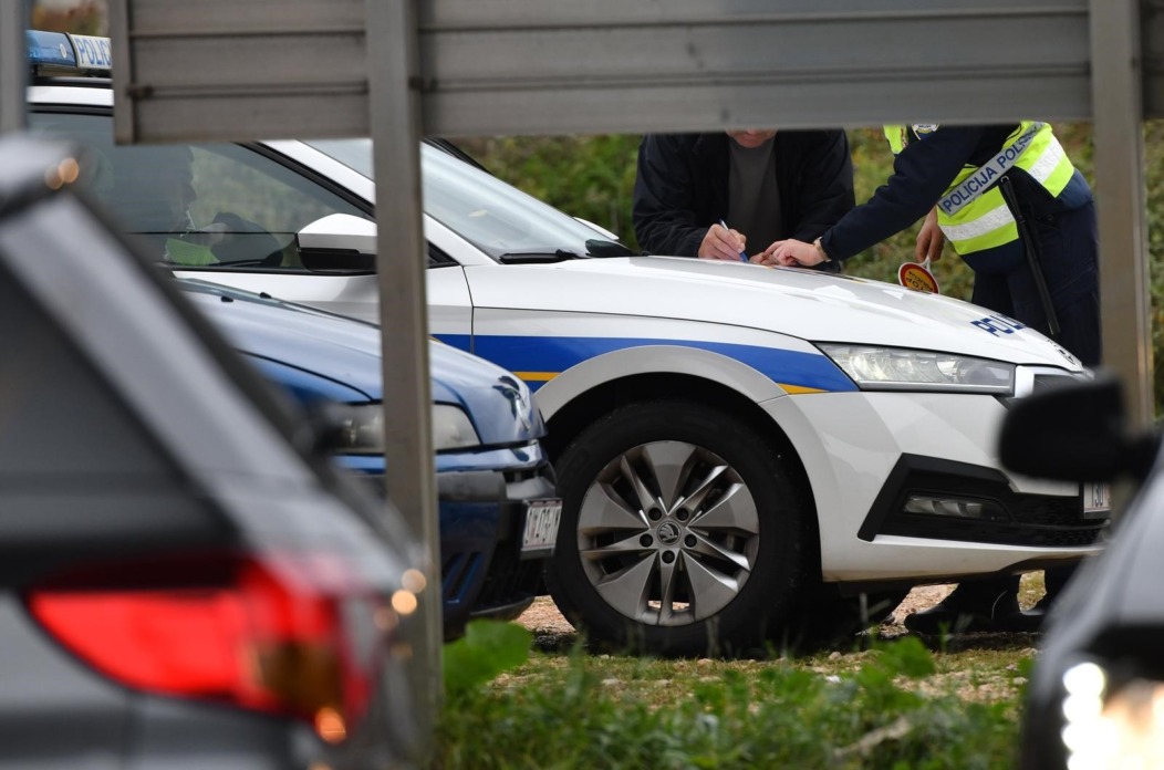 dbdf384b-63ae-4365-a972-543d887fe413 dbdf384b-63ae-4365-a972-543d887fe413